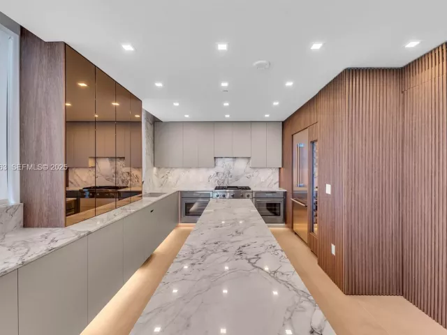 2-bedroom condo for sale in Hollywood - 3535 S Ocean Dr 1003 - MondialRealty