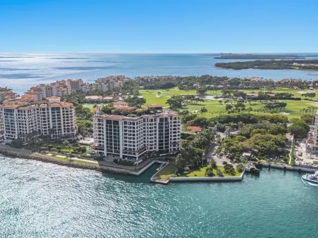 3-bedroom condo for sale in Miami Beach - 6800 Fisher Island Dr 6842 - MondialRealty