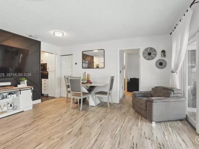 2-bedroom home for sale in Cooper City - 5874 SW 97th Ter - MondialRealty