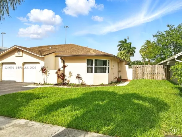 2-bedroom home for sale in Cooper City - 5874 SW 97th Ter - MondialRealty