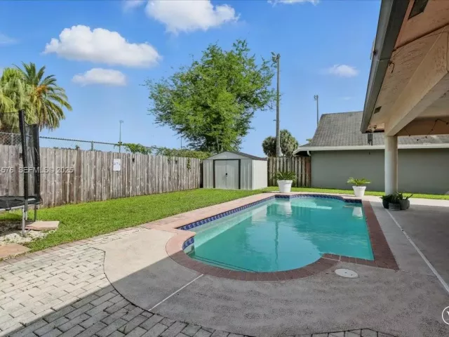 2-bedroom home for sale in Cooper City - 5874 SW 97th Ter - MondialRealty