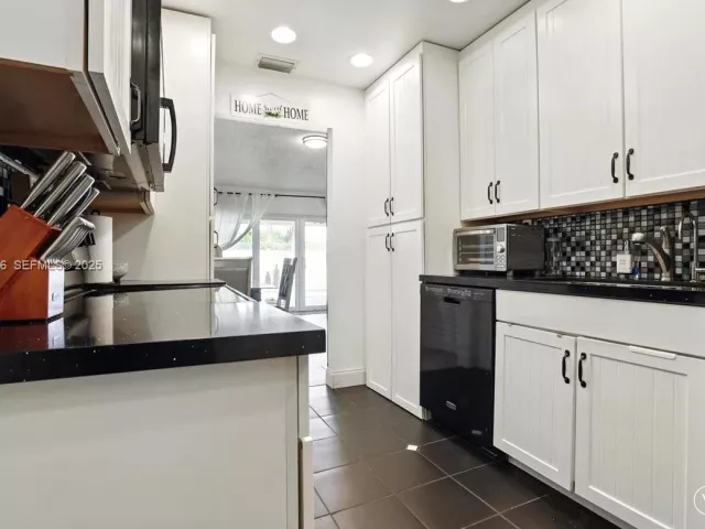 2-bedroom home for sale in Cooper City - 5874 SW 97th Ter - MondialRealty