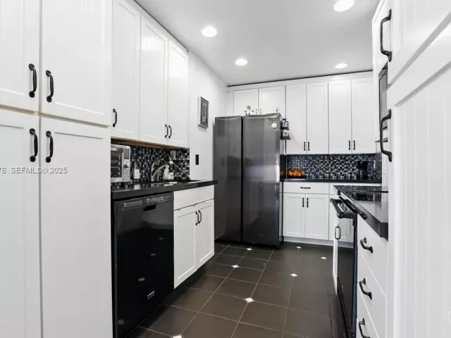 2-bedroom home for sale in Cooper City - 5874 SW 97th Ter - MondialRealty