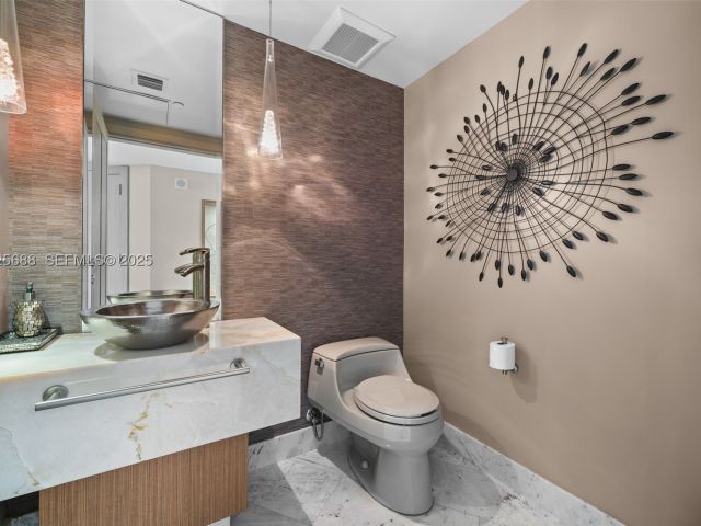 3-bedroom condo for sale in Sunny Isles Beach - 17201 Collins Ave 3505 - MondialRealty