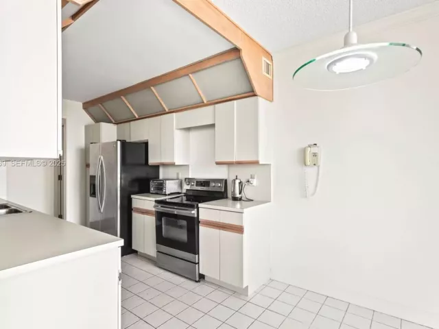 2-bedroom condo for sale in Aventura - 19500 Turnberry Way 26-C - MondialRealty