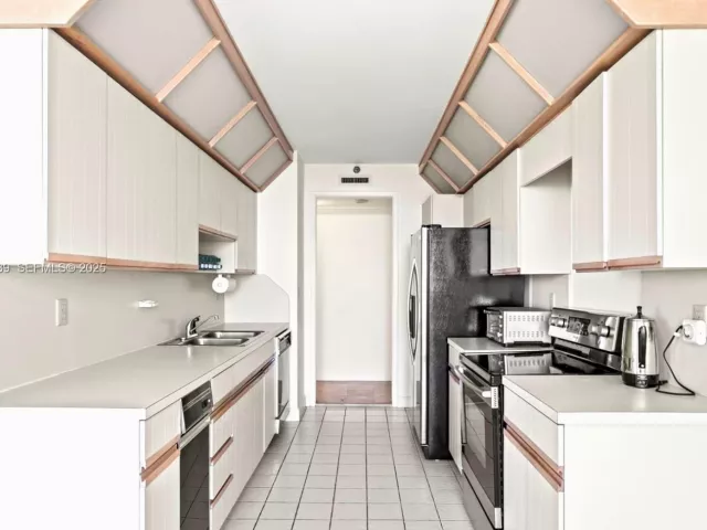 2-bedroom condo for sale in Aventura - 19500 Turnberry Way 26-C - MondialRealty