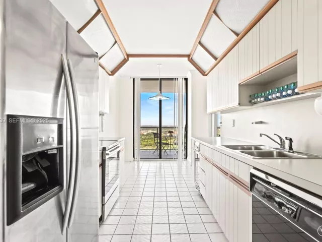 2-bedroom condo for sale in Aventura - 19500 Turnberry Way 26-C - MondialRealty