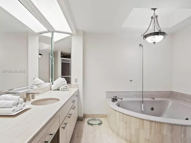 2-bedroom condo for sale in Aventura - 19500 Turnberry Way 26-C - MondialRealty