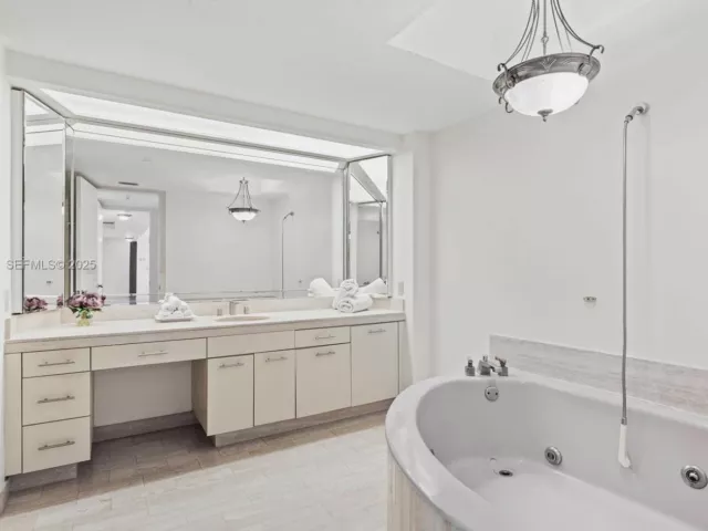 2-bedroom condo for sale in Aventura - 19500 Turnberry Way 26-C - MondialRealty