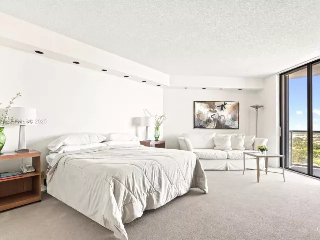 2-bedroom condo for sale in Aventura - 19500 Turnberry Way 26-C - MondialRealty