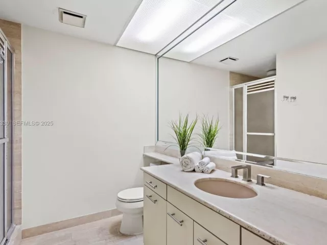 2-bedroom condo for sale in Aventura - 19500 Turnberry Way 26-C - MondialRealty