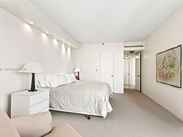 2-bedroom condo for sale in Aventura - 19500 Turnberry Way 26-C - MondialRealty