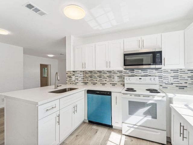 Home for rent at 377 NW 2nd Way - photo 6884252