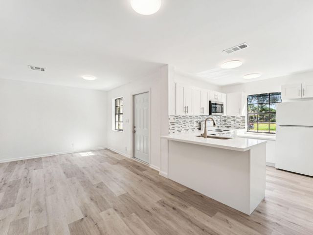 Home for rent at 377 NW 2nd Way - photo 6884253