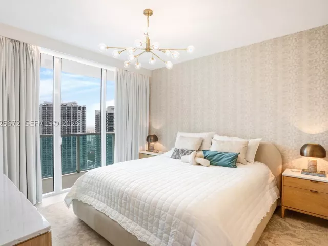 3-bedroom condo for rent in Miami - 31 SE 5th St 3921 - MondialRealty