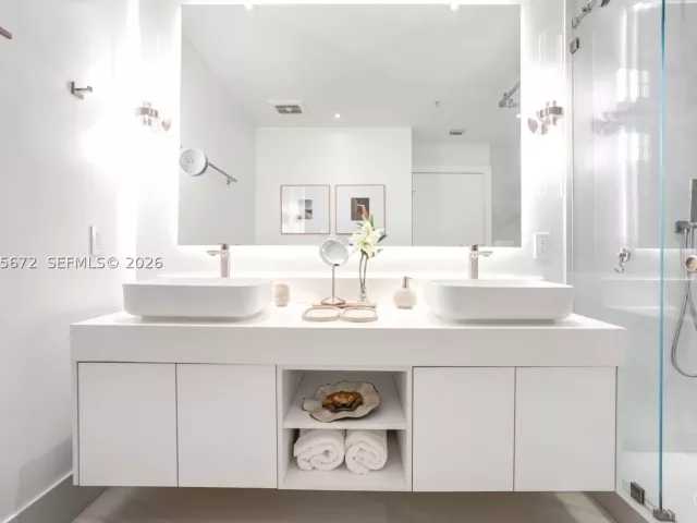 3-bedroom condo for rent in Miami - 31 SE 5th St 3921 - MondialRealty