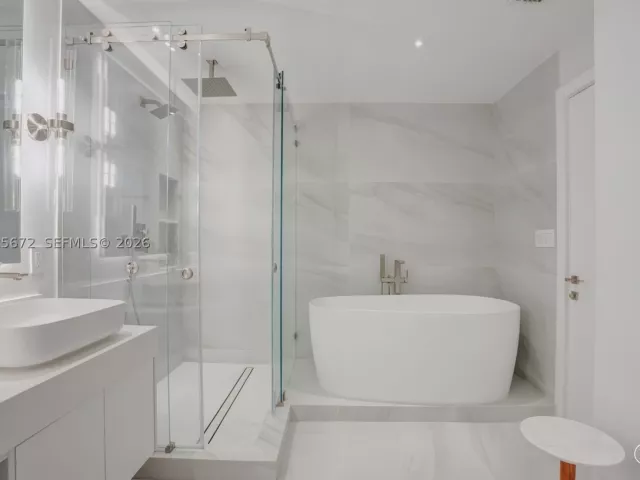 3-bedroom condo for rent in Miami - 31 SE 5th St 3921 - MondialRealty