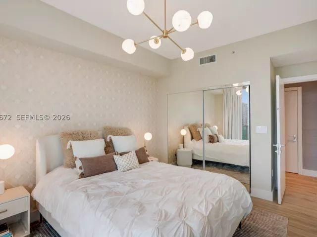 3-bedroom condo for rent in Miami - 31 SE 5th St 3921 - MondialRealty