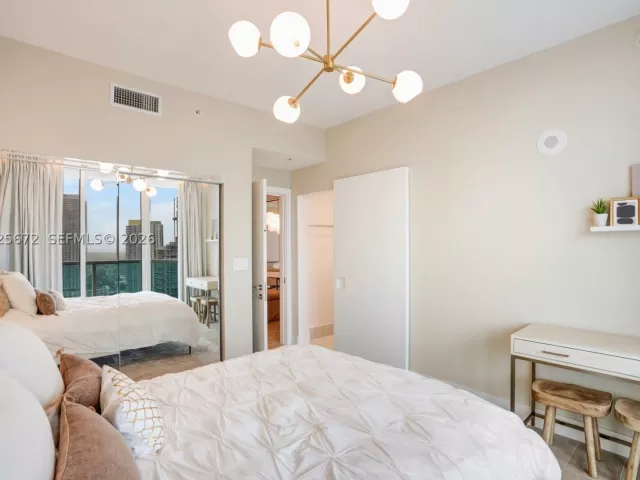 3-bedroom condo for rent in Miami - 31 SE 5th St 3921 - MondialRealty