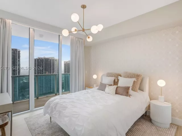 3-bedroom condo for rent in Miami - 31 SE 5th St 3921 - MondialRealty