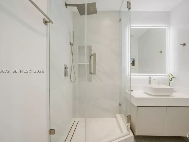 3-bedroom condo for rent in Miami - 31 SE 5th St 3921 - MondialRealty