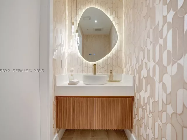 3-bedroom condo for rent in Miami - 31 SE 5th St 3921 - MondialRealty