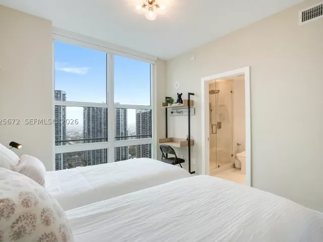 3-bedroom condo for rent in Miami - 31 SE 5th St 3921 - MondialRealty