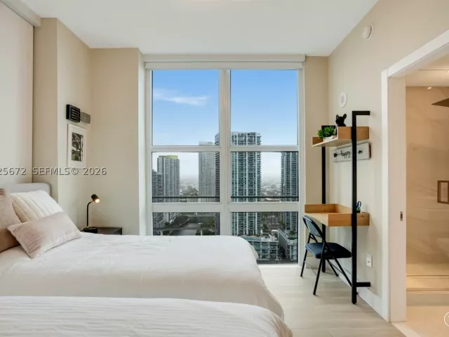 3-bedroom condo for rent in Miami - 31 SE 5th St 3921 - MondialRealty