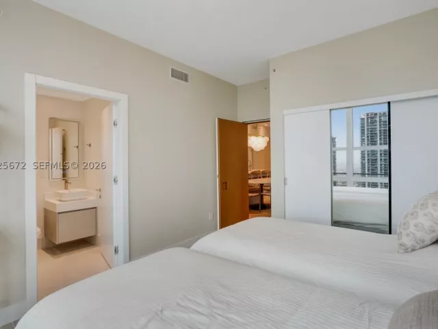 3-bedroom condo for rent in Miami - 31 SE 5th St 3921 - MondialRealty
