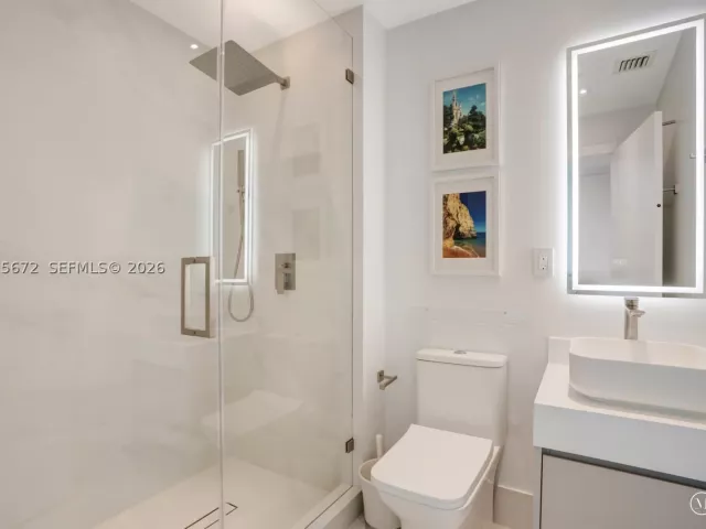 3-bedroom condo for rent in Miami - 31 SE 5th St 3921 - MondialRealty