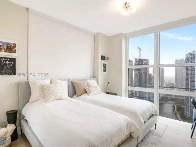 3-bedroom condo for rent in Miami - 31 SE 5th St 3921 - MondialRealty