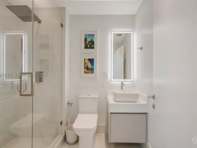 3-bedroom condo for rent in Miami - 31 SE 5th St 3921 - MondialRealty