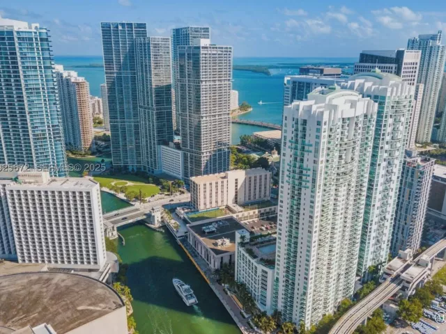 3-bedroom condo for rent in Miami - 31 SE 5th St 3921 - MondialRealty