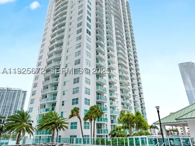 3-bedroom condo for rent in Miami - 31 SE 5th St 3921 - MondialRealty