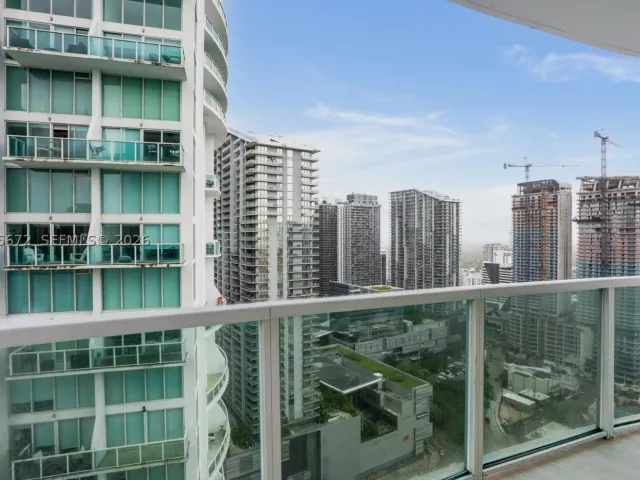 3-bedroom condo for rent in Miami - 31 SE 5th St 3921 - MondialRealty