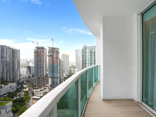 3-bedroom condo for rent in Miami - 31 SE 5th St 3921 - MondialRealty