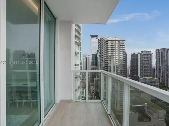 3-bedroom condo for rent in Miami - 31 SE 5th St 3921 - MondialRealty