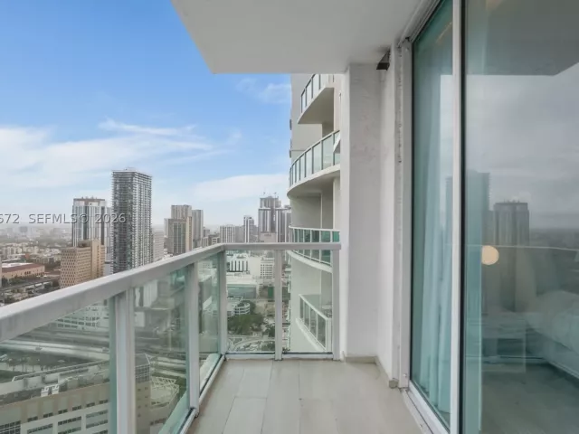3-bedroom condo for rent in Miami - 31 SE 5th St 3921 - MondialRealty