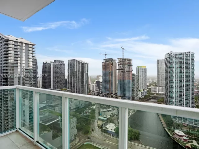 3-bedroom condo for rent in Miami - 31 SE 5th St 3921 - MondialRealty