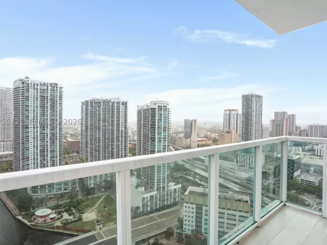 3-bedroom condo for rent in Miami - 31 SE 5th St 3921 - MondialRealty