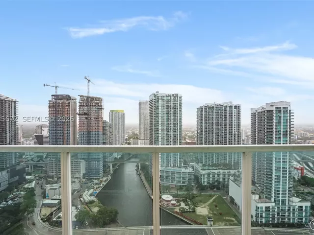 3-bedroom condo for rent in Miami - 31 SE 5th St 3921 - MondialRealty