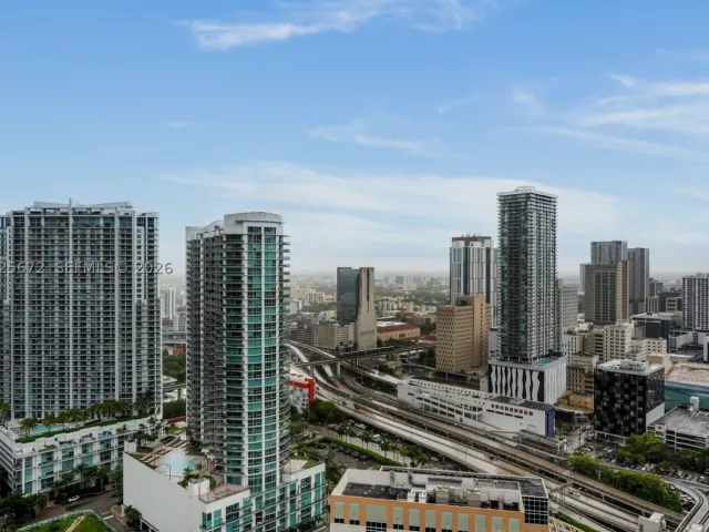 3-bedroom condo for rent in Miami - 31 SE 5th St 3921 - MondialRealty