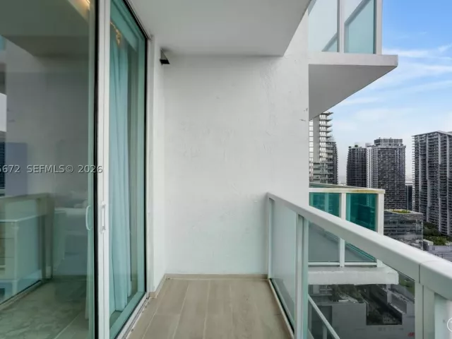 3-bedroom condo for rent in Miami - 31 SE 5th St 3921 - MondialRealty