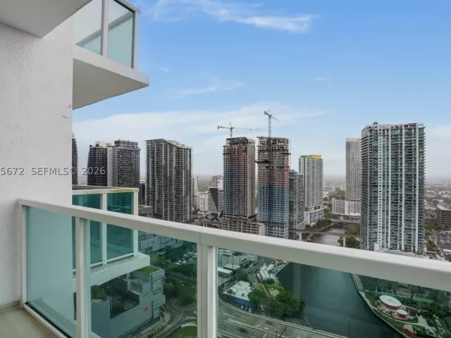 3-bedroom condo for rent in Miami - 31 SE 5th St 3921 - MondialRealty