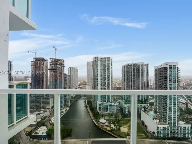 3-bedroom condo for rent in Miami - 31 SE 5th St 3921 - MondialRealty