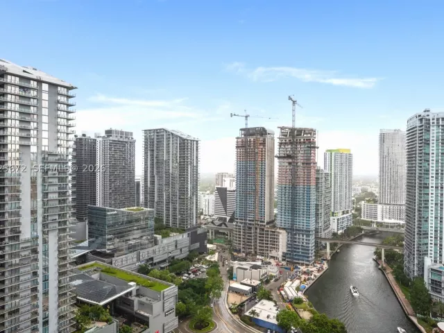 3-bedroom condo for rent in Miami - 31 SE 5th St 3921 - MondialRealty