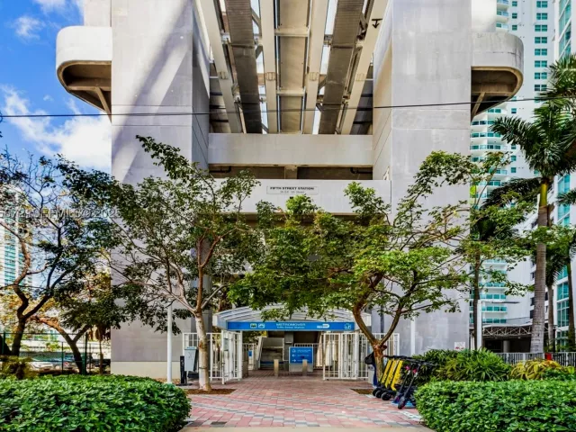 3-bedroom condo for rent in Miami - 31 SE 5th St 3921 - MondialRealty