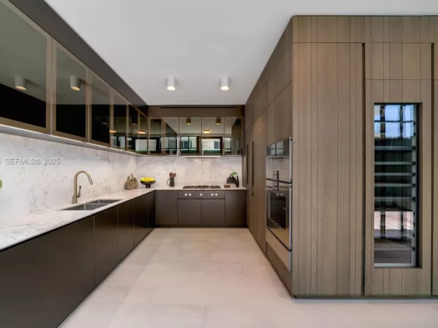 3-bedroom condo for sale in Surfside - 8955 Collins Ave 702 - MondialRealty