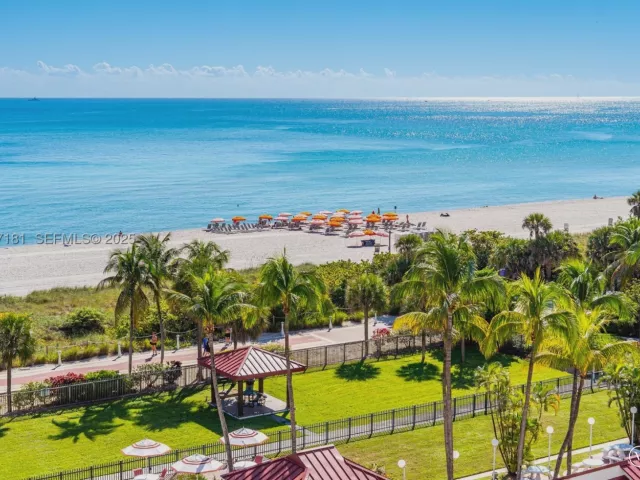 1-bedroom condo for sale in Miami Beach - 2555 Collins Ave 805 - MondialRealty