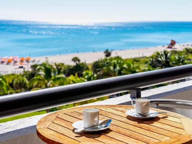 1-bedroom condo for sale in Miami Beach - 2555 Collins Ave 805 - MondialRealty